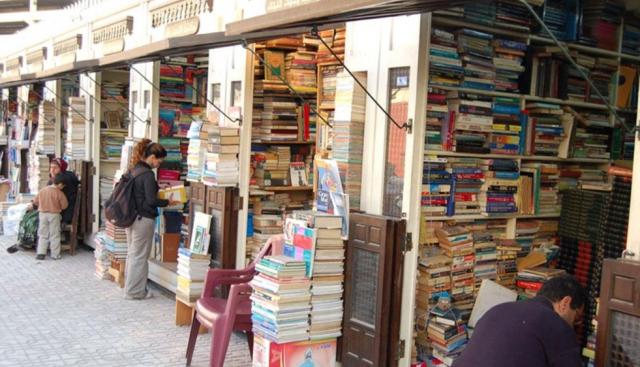 سور الأزبكية ينقذ أولياء الأمور من أزمة غلاء الكتب