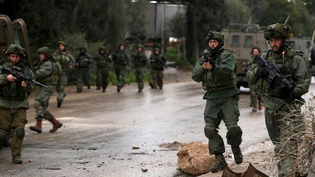 اعتقال 12 فلسطينيا خلال حملة مداهمات بالضفة الغربية والقدس