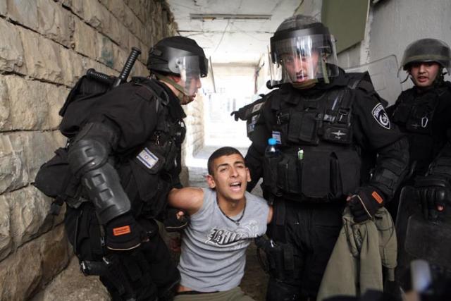 الاحتلال يعتقل 21 فلسطينيا من الضفة الغربية