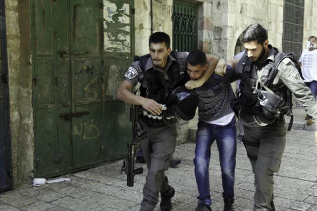 الاحتلال يعتقل 14 فلسطينيا من الضفة الغربية