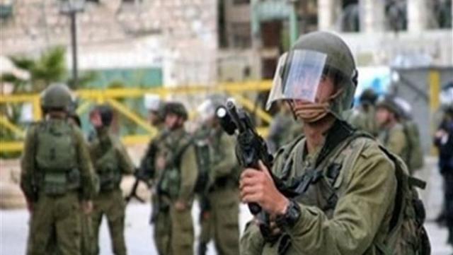 قوات الاحتلال تعتقل ثلاثة فتية من عزون شرق قلقيلية