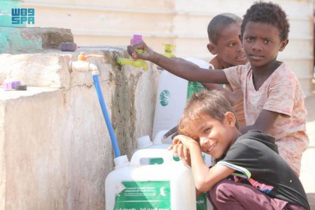 «سلمان للإغاثة» يضخ أكثر من نصف مليون لتر من المياه لمخيمات النازحين في اليمن خلال أسبوع