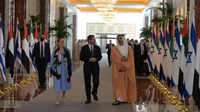 محمد بن زايد يستقبل الرئيس الإسرائيلي وزوجته
