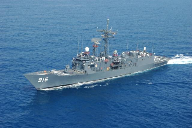القوات البحرية المصرية والإسبانية تنفذان تدريباً عابراً بنطاق الأسطول الشمالي