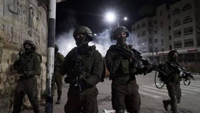 الاحتلال يعتقل 12 فلسطينيا من العيسوية بالقدس