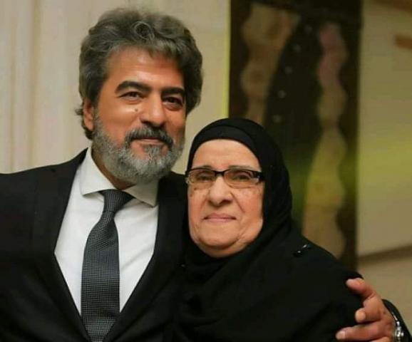جمال عبد الناصر يحتفل مع والدته بعيد الأم