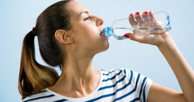 رطب جسمك.. 3 طرق لزيادة كمية المياه التي تشربها على مدار اليوم