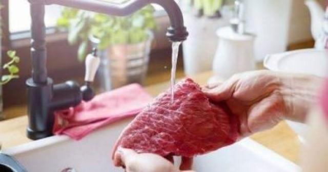 طبيبة بيطرية توضح مدى أهمية عدم غسيل اللحوم قبل طبخها