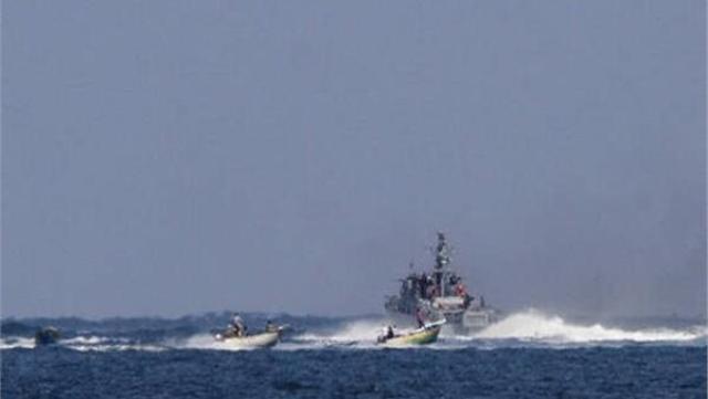 الزوارق الحربية لجيش الاحتلال الإسرائيلي تهاجمُ الصيادين جنوب غزة