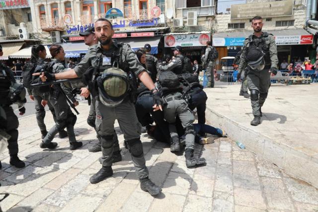 الاحتلال يعتقل 9 فلسطينيين.. ويفرض إجراءات مشددة في باب العامود