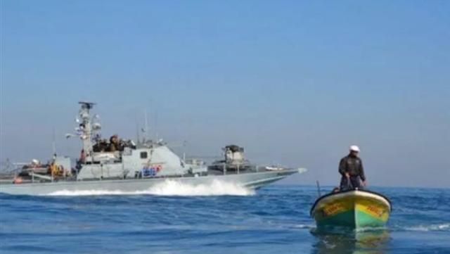 الزوارق الحربية الإسرائيلية تهاجم الصيادين الفلسطينيين شمال القطاع