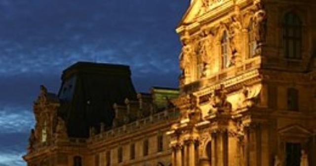 تقرير: فرنسا تعلق مهام رئيس متحف اللوفر السابق بسبب اتهامه بتهريب آثار
