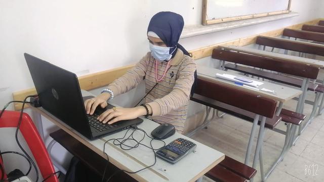 وزير التعليم يهنئ أول طالبة كفيفة لحصولها على الشهادة الإعدادية