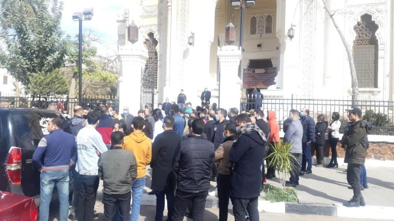 جثمان المخرج عبد اللطيف زكي يصل مسجد السيدة نفيسة