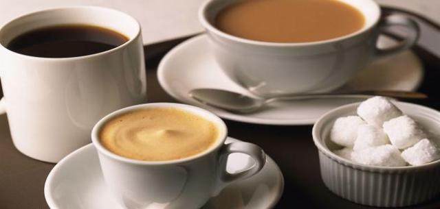ماذا يحدث لجسمك عند تناول «سكلانس» الشاي بالقهوة؟.. تعرف على أضرارها والبدائل المفيدة