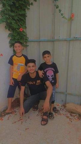 قصف إسرائيلي يودي بحياة أب وأطفاله الثلاثة في مخيم البريج بقطاع غزة