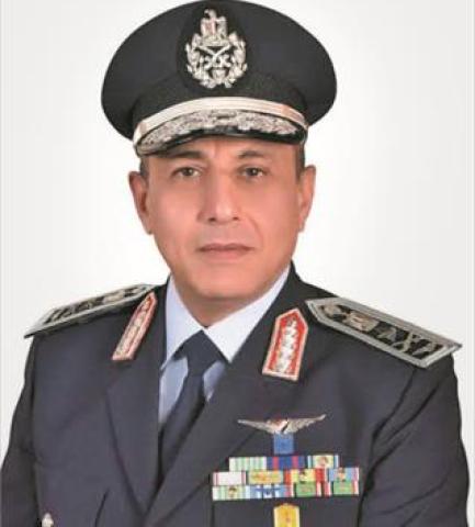 السيرة المهنية للفريق محمد عباس حلمي وزير الطيران الجديد