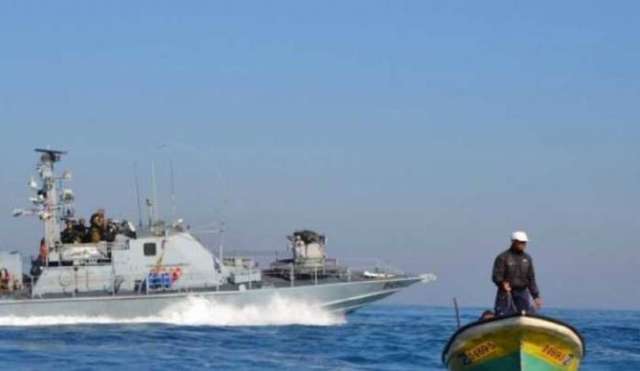 بحرية الاحتلال تغرق مركب صيد قبالة شاطئ رفح