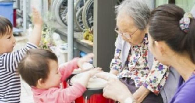 دار مسنين يابانية توظف أطفالا لمرافقة نزلائها ورفع معنوياتهم.. بهذه الشروط
