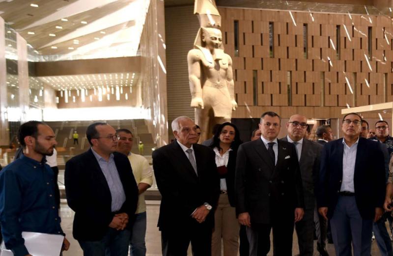 مدبولي يتابع مستجدات مشروع تطوير محيط المتحف المصري الكبير