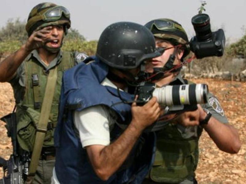 إصابة 3 صحفيين فلسطينيين جراء اعتداء الاحتلال خلال قمع فعالية ضد الاستيطان بالخليل