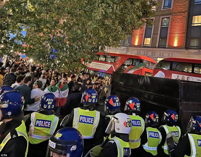 اشتباكات بين متظاهرين إيرانيين وشرطة لندن
