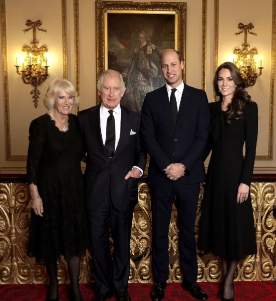 أول صورة رسمية للعائلة الملكية في بريطانيا بعد وفاة اليزابيث