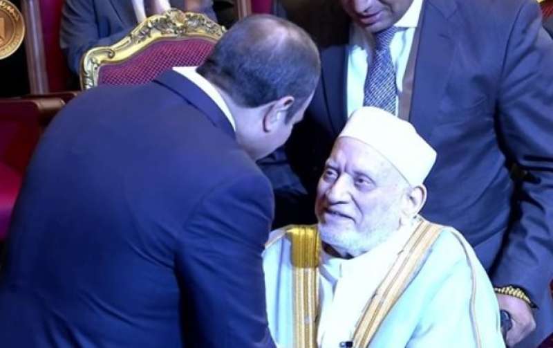 الرئيس السيسي يقبل رأس الدكتور عمر هاشم في احتفالية المولد النبوي