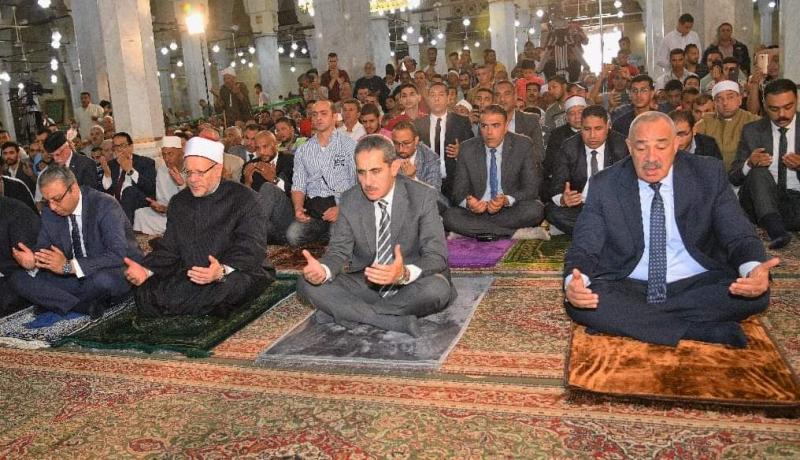 محافظ الغربية ومفتي الديار المصرية يؤديان صلاة الجمعة بالمسجد الأحمدي بطنطا
