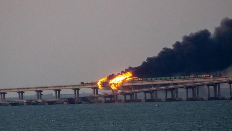 اشتعال صهريج وقود يوقف الحركة على جسر القرم.. بوتين يعلق