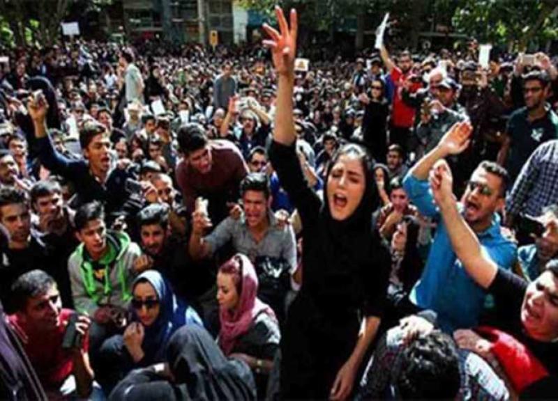 السلطات الإيرانية تعقد اجتماعا طارئا على خلفية الاحتجاجات