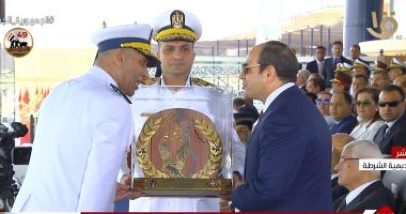 النيل يتوسطها.. رئيس أكاديمية الشرطة يهدي الرئيس السيسي جدارية لخريطة مصر