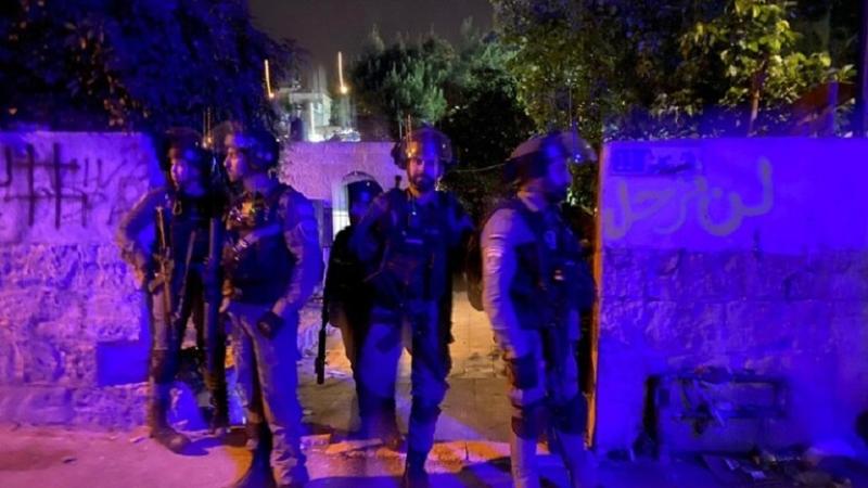 الاحتلال يعتقل شابا فلسطينيا بعد الاعتداء عليه في الشيخ جراح