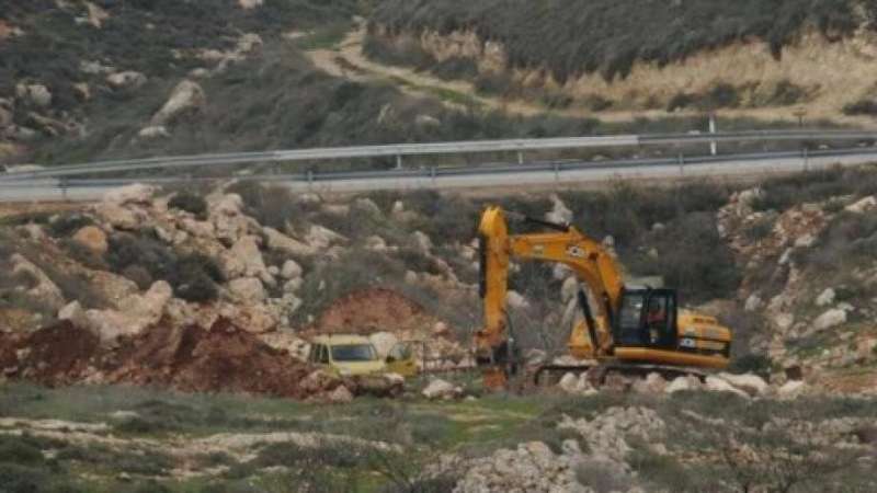 الاحتلال يجرف أراضي زراعية ويغلق مدخل النبي صالح