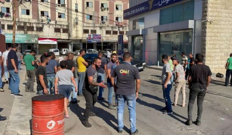 مودع لبناني يحتجز رهائن في مصرف بمدينة صيدا