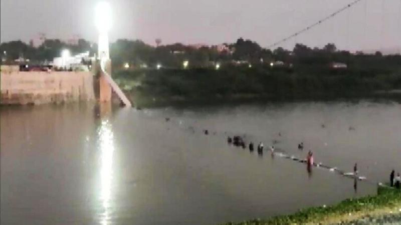 كارثة غوجارات.. ارتفاع حصيلة ضحايا انهيار جسر معلق غربي الهند إلى 91 قتيلا