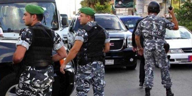لبنان.. مودع يقتحم مصرفا والقوى الأمنية تخرجه بالقوة