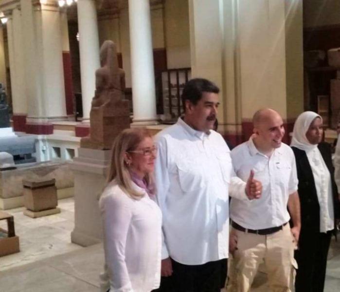 الرئيس الفنزويلي وأسرته في جولة سياحية بمصر