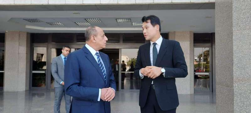 وزير الطيران المدني يبحث مع السفير الكوري سبل التعاون