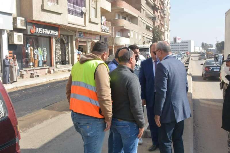 محافظ القليوبيه يتابع أعمال رصف المرحلة الثانية لشارع فريد ندا بمدينة بنها