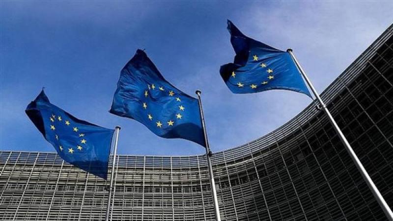 ”بلومبرج”: الاتحاد الأوروبي يعتزم تزويد صندوق المساعدة العسكرية لأوكرانيا بملياري يورو