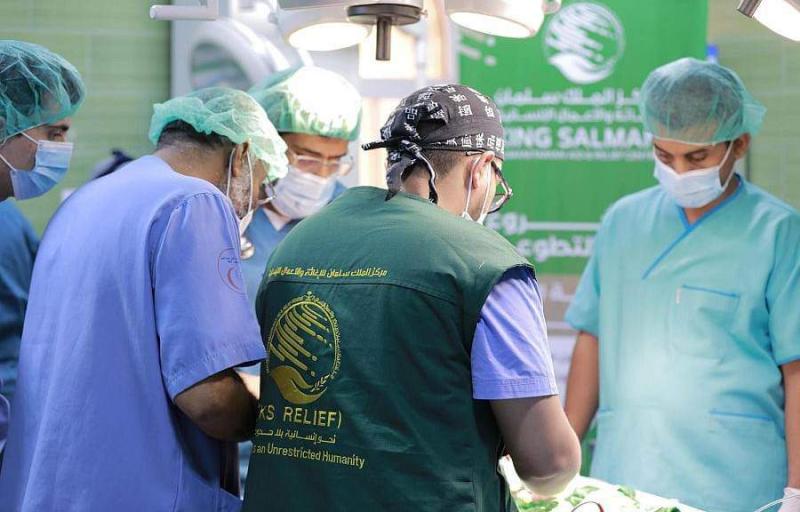 مركز الملك سلمان للإغاثة يدشن المخيم الطبي التطوعي لجراحة المخ والأعصاب بمدينة المكلا اليمنية