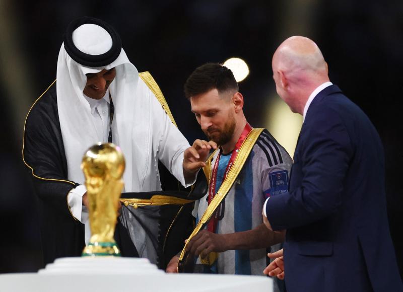 ميسي يرفع كأس العالم بالعباية الخليجية
