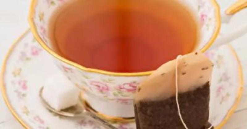 5 آثار جانبية لتناول الشاي على معدة فارغة كل صباح.. منها عسر الهضم