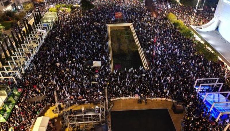 عشرات الآلاف يحتجون في تل أبيب ضد إصلاحات قانونية