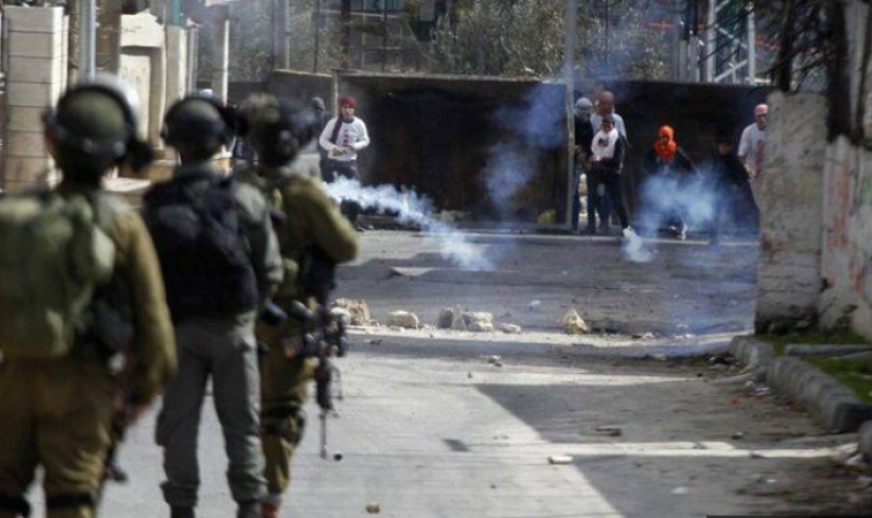 إصابة عدد من الفلسطينيين بالاختناق خلال مواجهات مع قوات الاحتلال الإسرائيلي