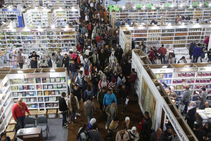 ربع مليون زائر لمعرض القاهرة الدولي للكتاب في ثاني أيام فتح أبوابه للجمهور