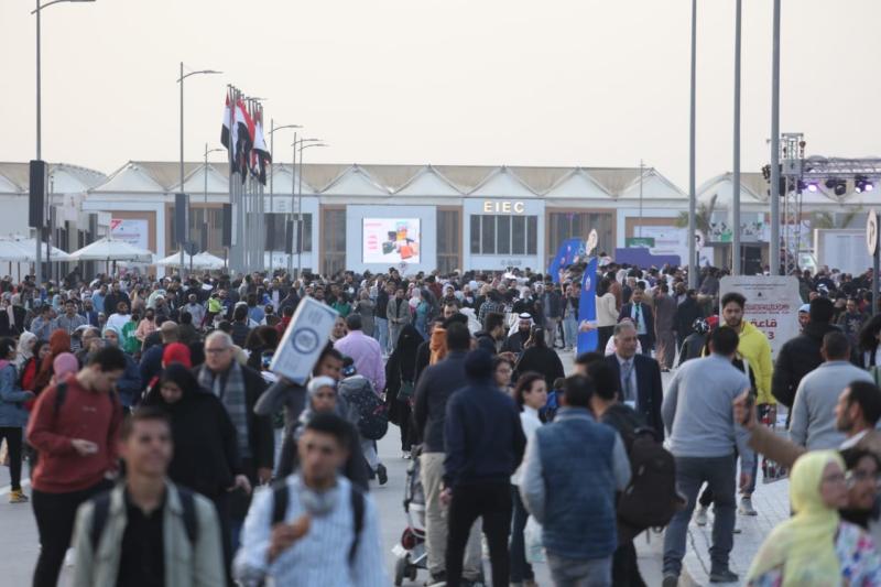 300 ألف زائر لمعرض القاهرة الدولي للكتاب في يومه الثالث