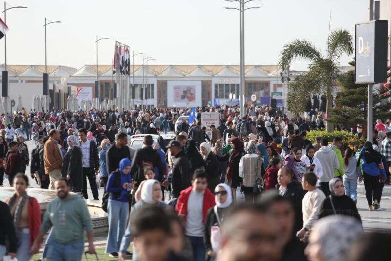 أكثر من 218 ألف زائر لمعرض القاهرة الدولي للكتاب في يومه الرابع