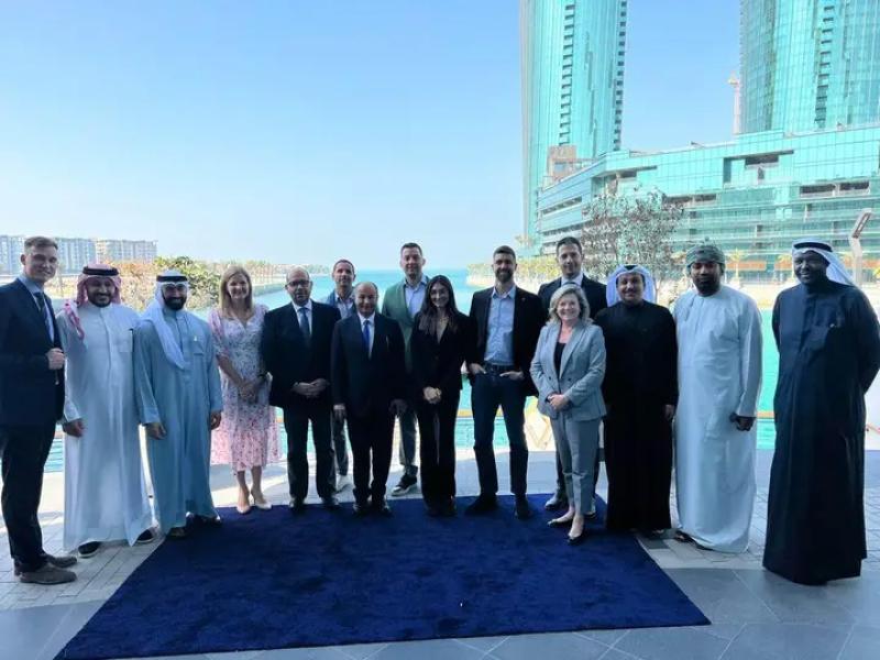 وفد الاتحاد الدولي لألعاب الماء يشهد افتتاح مركز التميز والتطوير بالبحرين